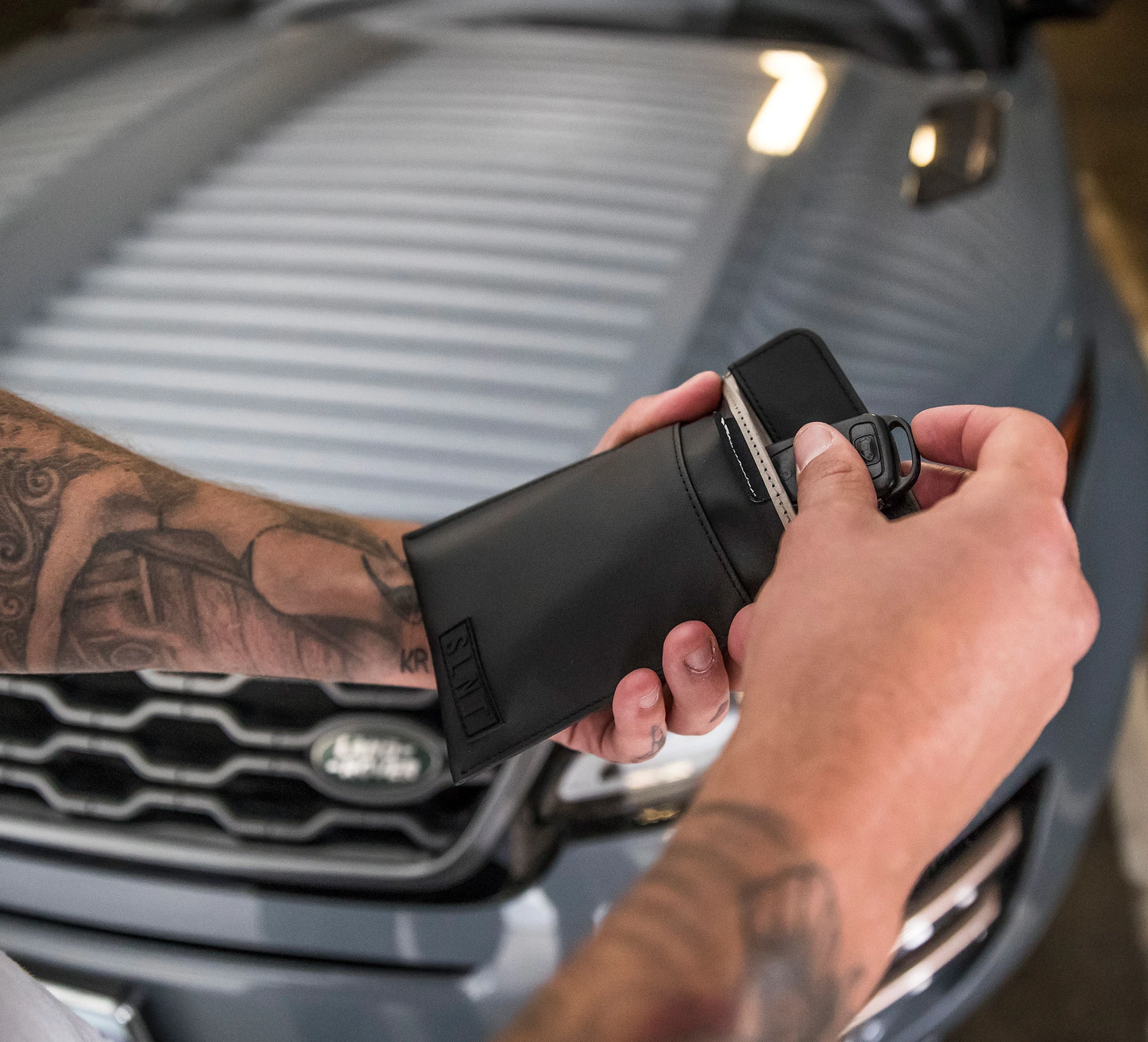 SILENT POCKET Magnetic Key Fob Faraday Sleeve - Schild